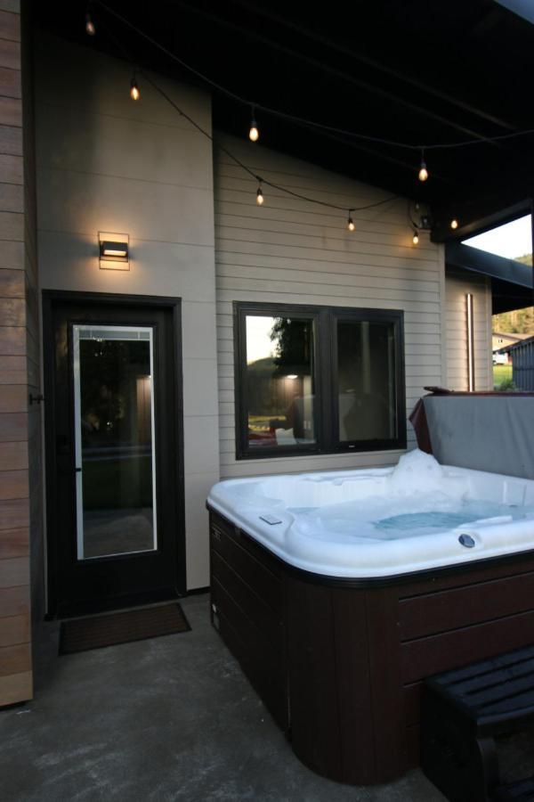Luxe Lake Cabin Hot Tub Grill Firepit Ev Charger Onalaska Exteriér fotografie